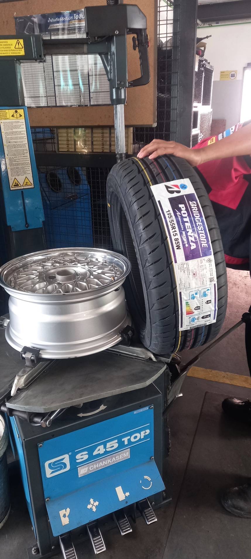 Bridgestone Potenza Adrenalin RE004