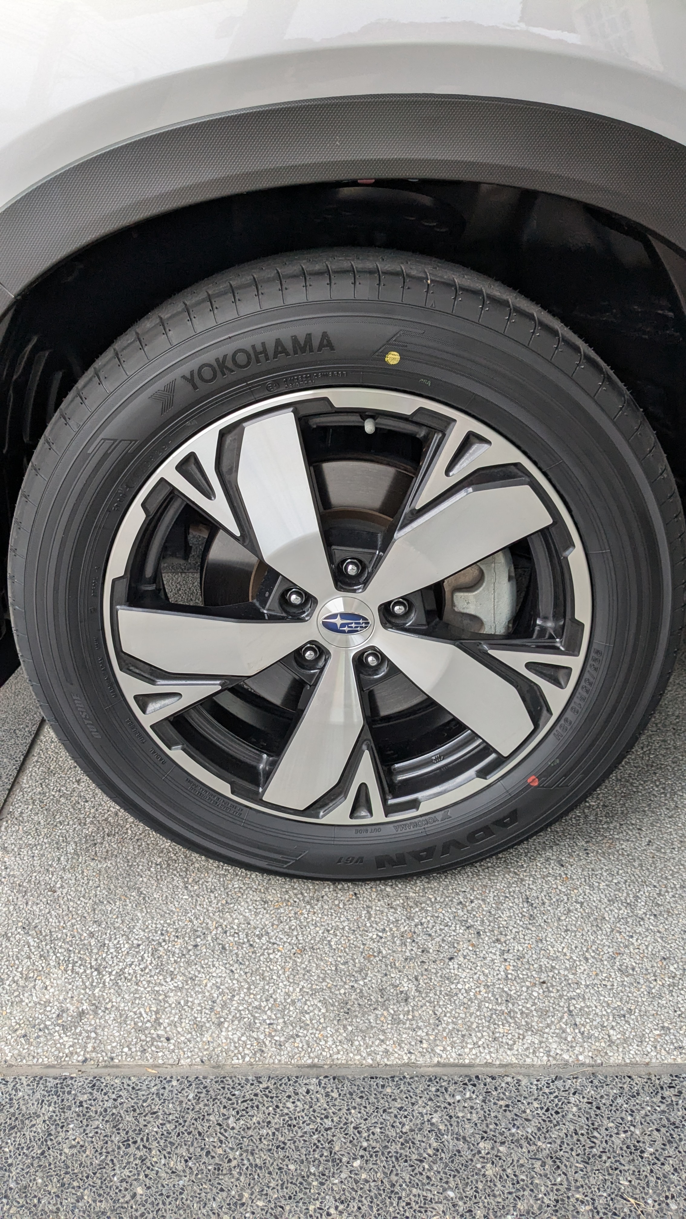 Yokohama Advan V61