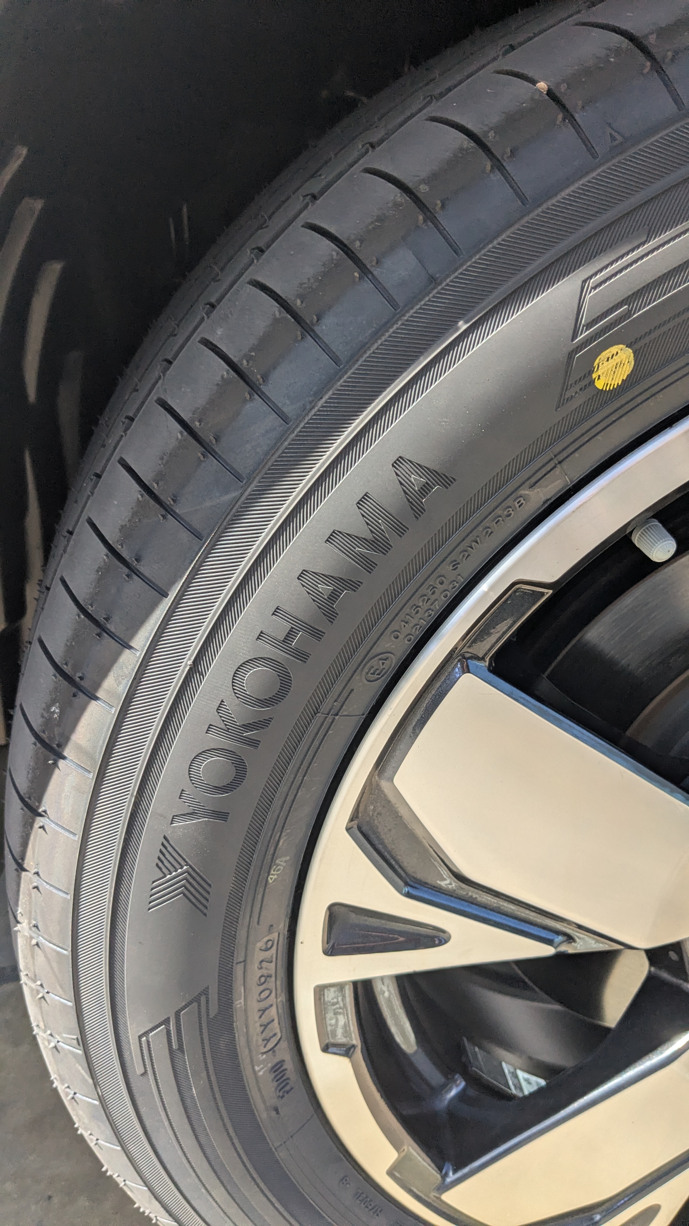 Yokohama Advan V61